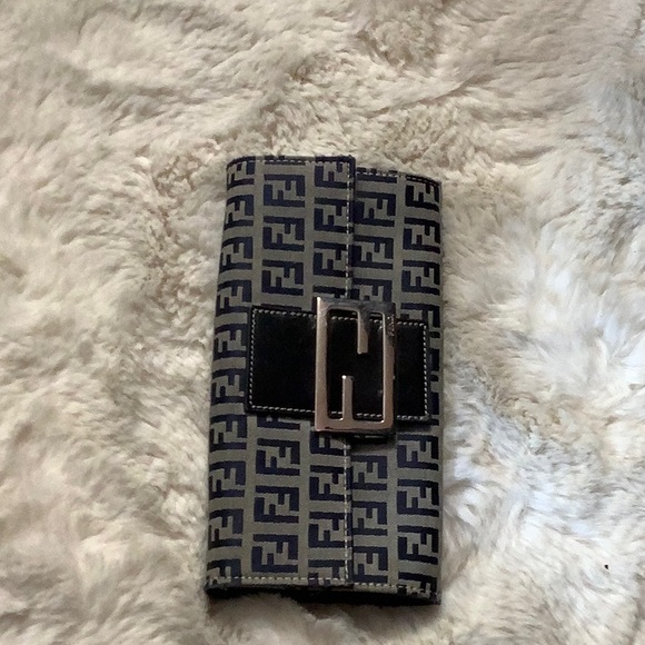 Fendi wallet authentic clean inside and out - Picture 3 of 4